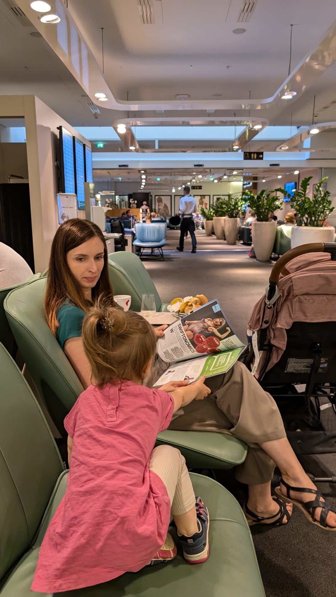 Ein Lounge-Zugang macht das Warten dank Snacks uvm. angenehmer 10 Tipps für entspannte Reisen mit Baby und Kind