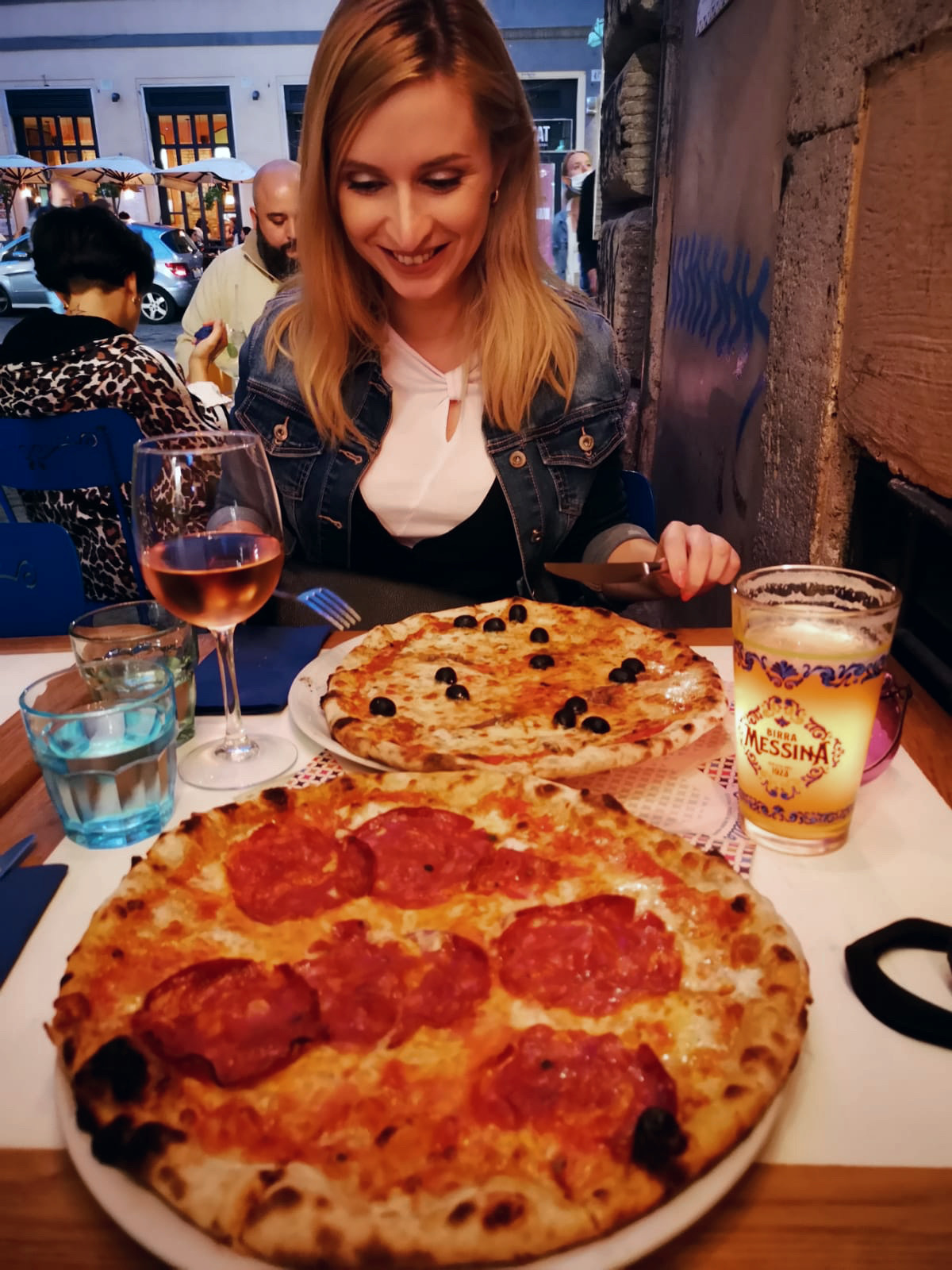 Und natürlich echte italienische Pizza Pizza in Rom, Italien
