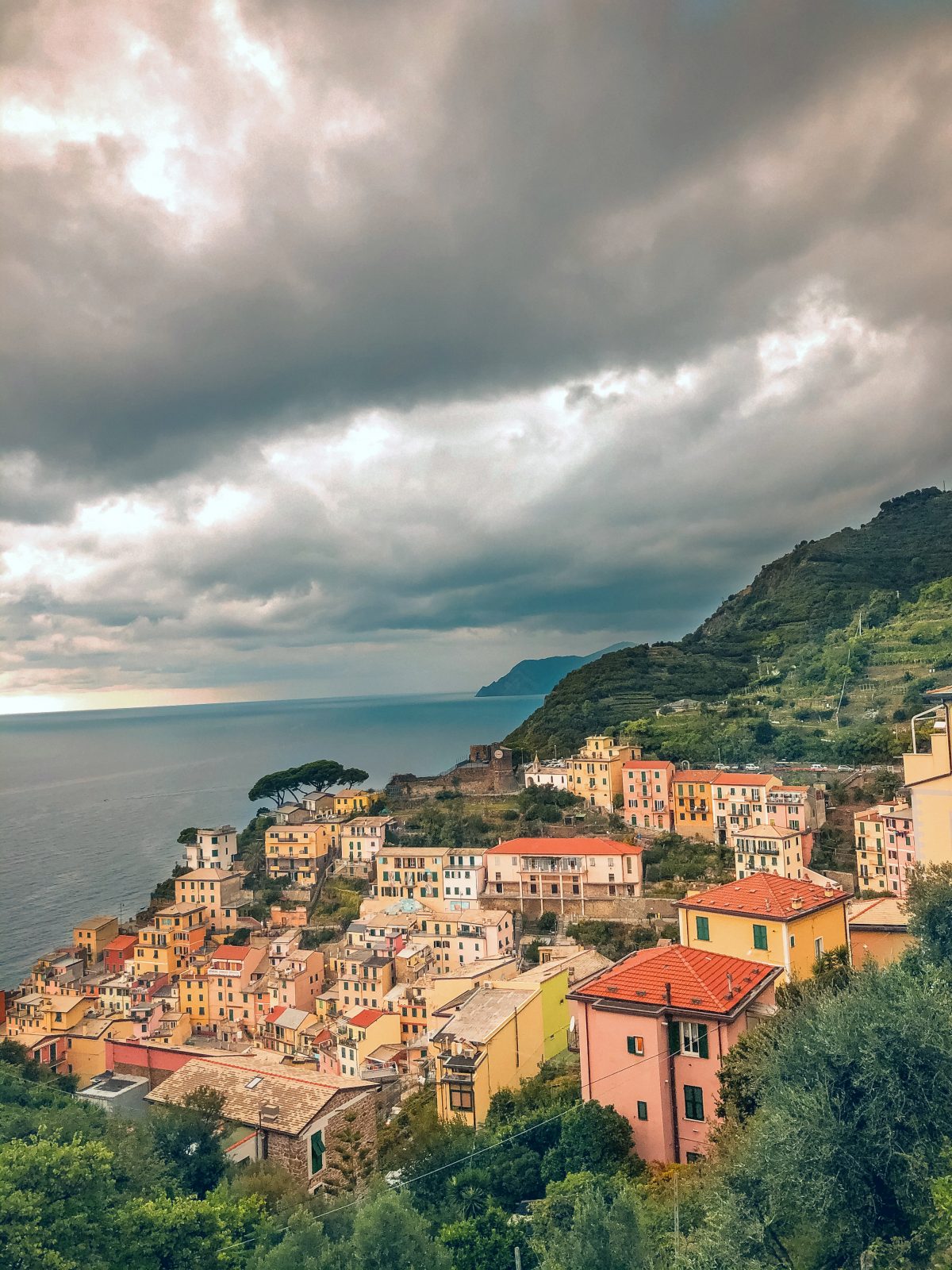 Riomaggiore, eine der bunten Küstenstädte der Cinque Terre Riomaggiore, Cinque Terre, Italien