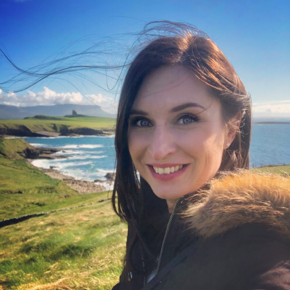 Hi, ich bin Bianca :) hier bei einem Roadtrip durch Irland Reiseblog für Familien - Autorin Bianca