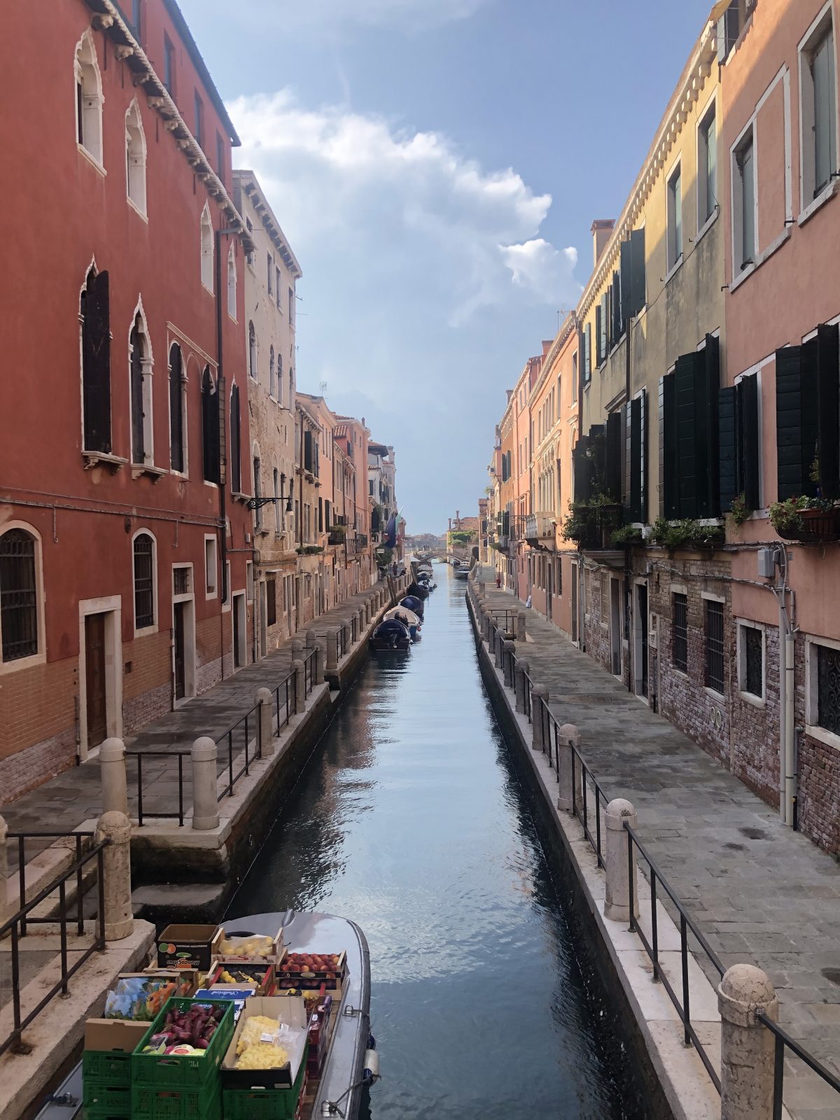 Blick auf einen der unzähligen Kanäle von Venedig Blick auf einen der Kanäle von Venedig während der Lebensmittellieferung am Morgen