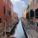 Blick auf einen der Kanäle von Venedig während der Lebensmittellieferung am Morgen