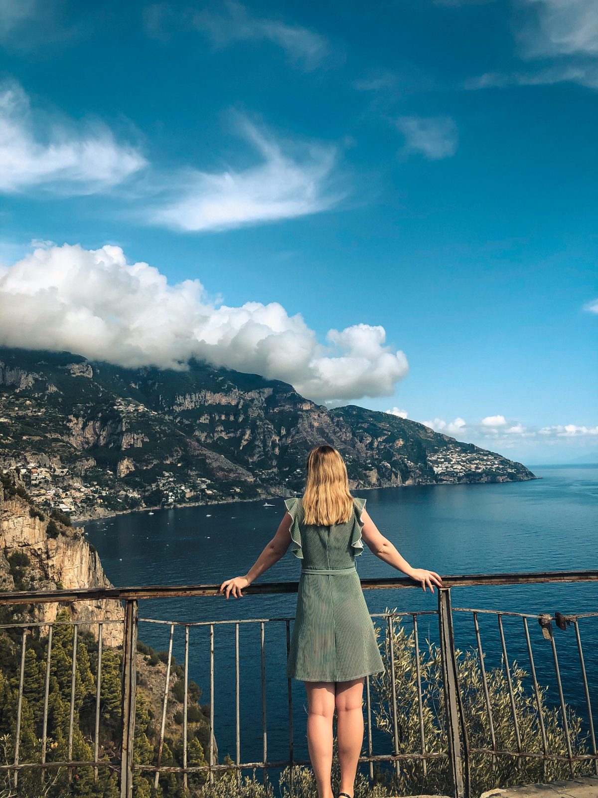 Kurze Pause bevor wir uns durch die kurvige Straße entlang der Amalfiküste kämpfen Aussicht auf die Amalfiküste in Italien
