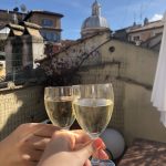 Wein genießen auf einer Dachterrasse in Rom, Italien