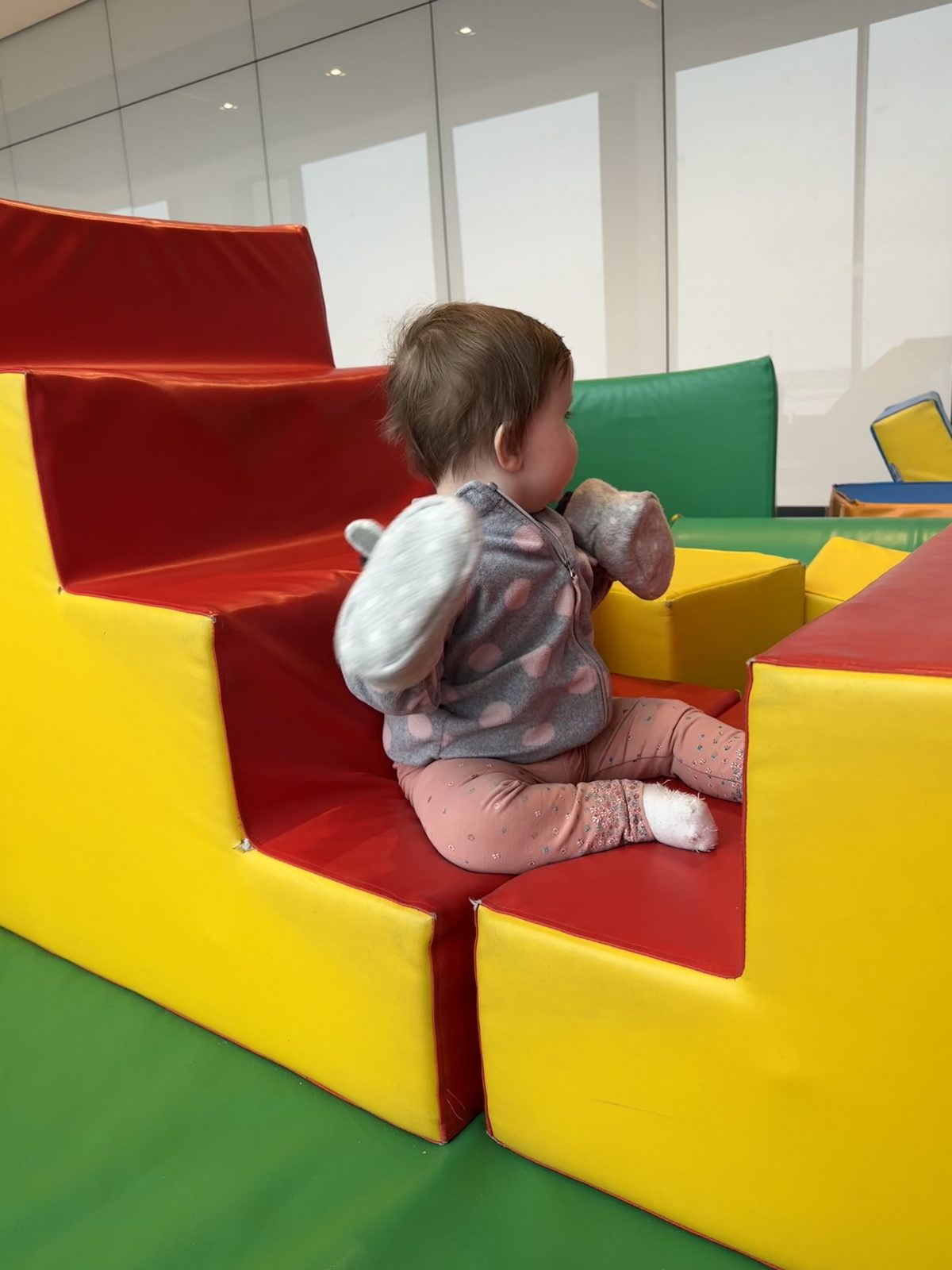 Viele Flughäfen haben sogar kleine Spielplätze (hier z. B. am BER im Terminal 1) 10 Tipps für entspannte Reisen mit Baby und Kind