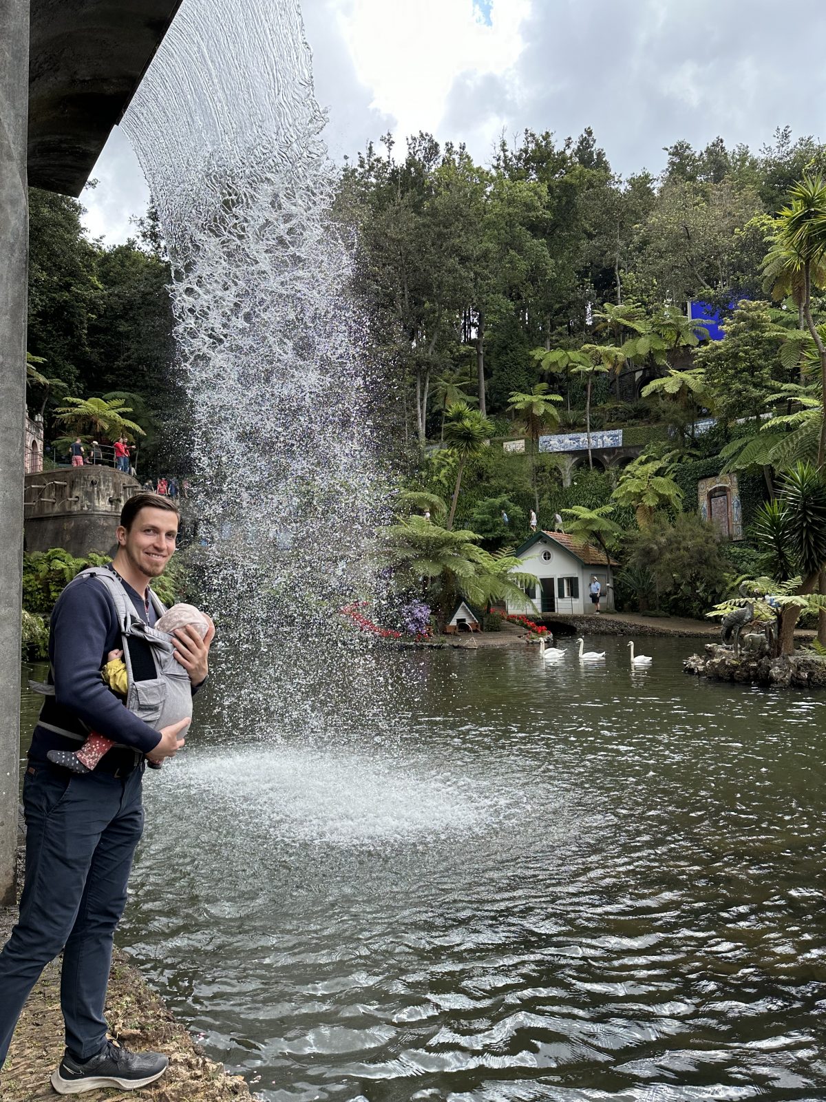Wenn das Baby nicht zur Ruhe kommt, gibt es sogar Wasserfälle für die Einschlafbegleitung ;) Wasserfall Monte Palace, Madeira