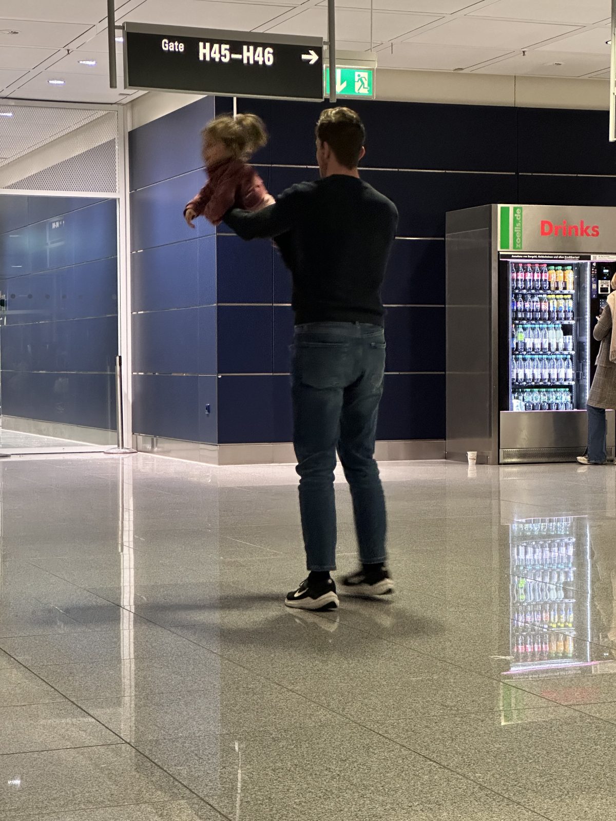 Vor dem Flug heißt es auspowern und bewegen, vor allem bei Wartezeiten im Transit 10 Tipps für entspannte Reisen mit Baby und Kind