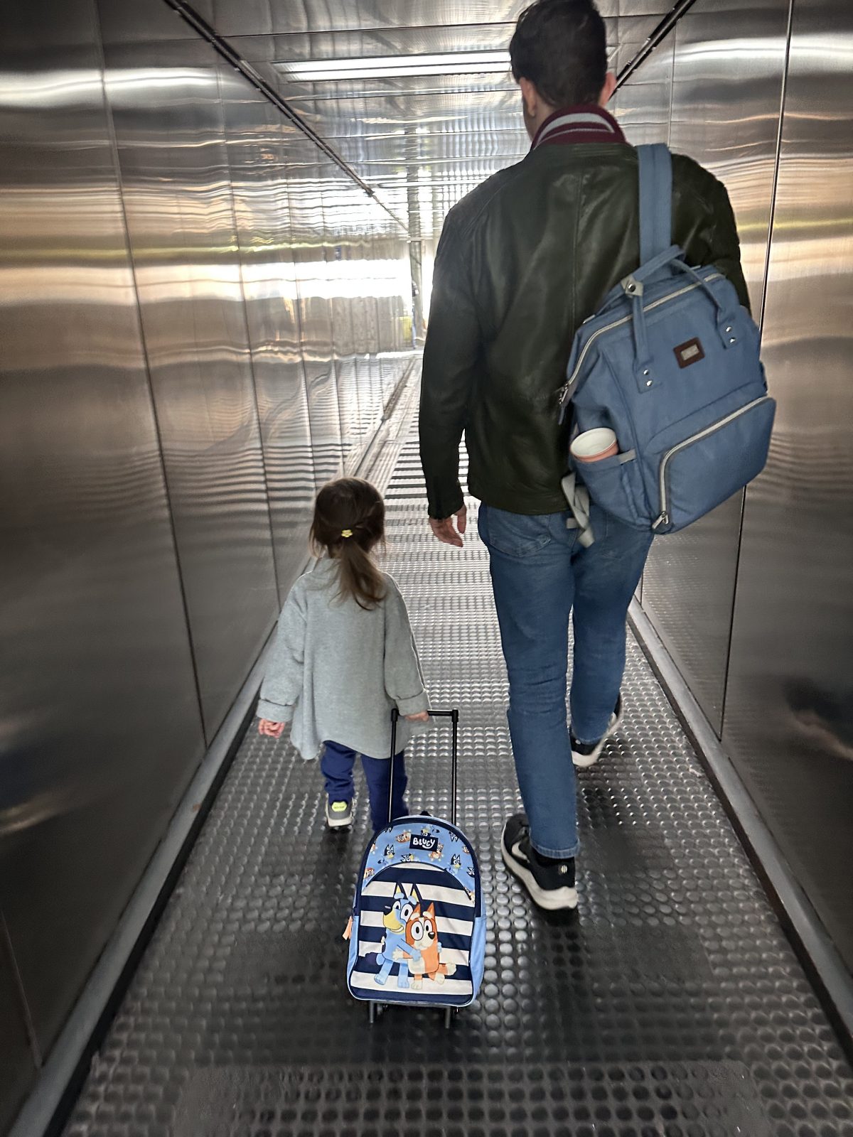 Ab Ende 2025 leben wir unseren Traum: wir gehen als Familie auf Weltreise - oder besser "Langzeitreise" Reise-Familie auf dem Weg ins nächste Flugzeug