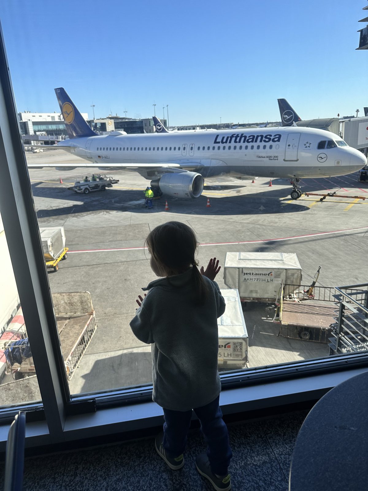 Schon vor dem Flug kann man viel erklären und zeigen, um Vorfreude statt Angst zu vermitteln 10 Tipps für entspannte Reisen mit Baby und Kind