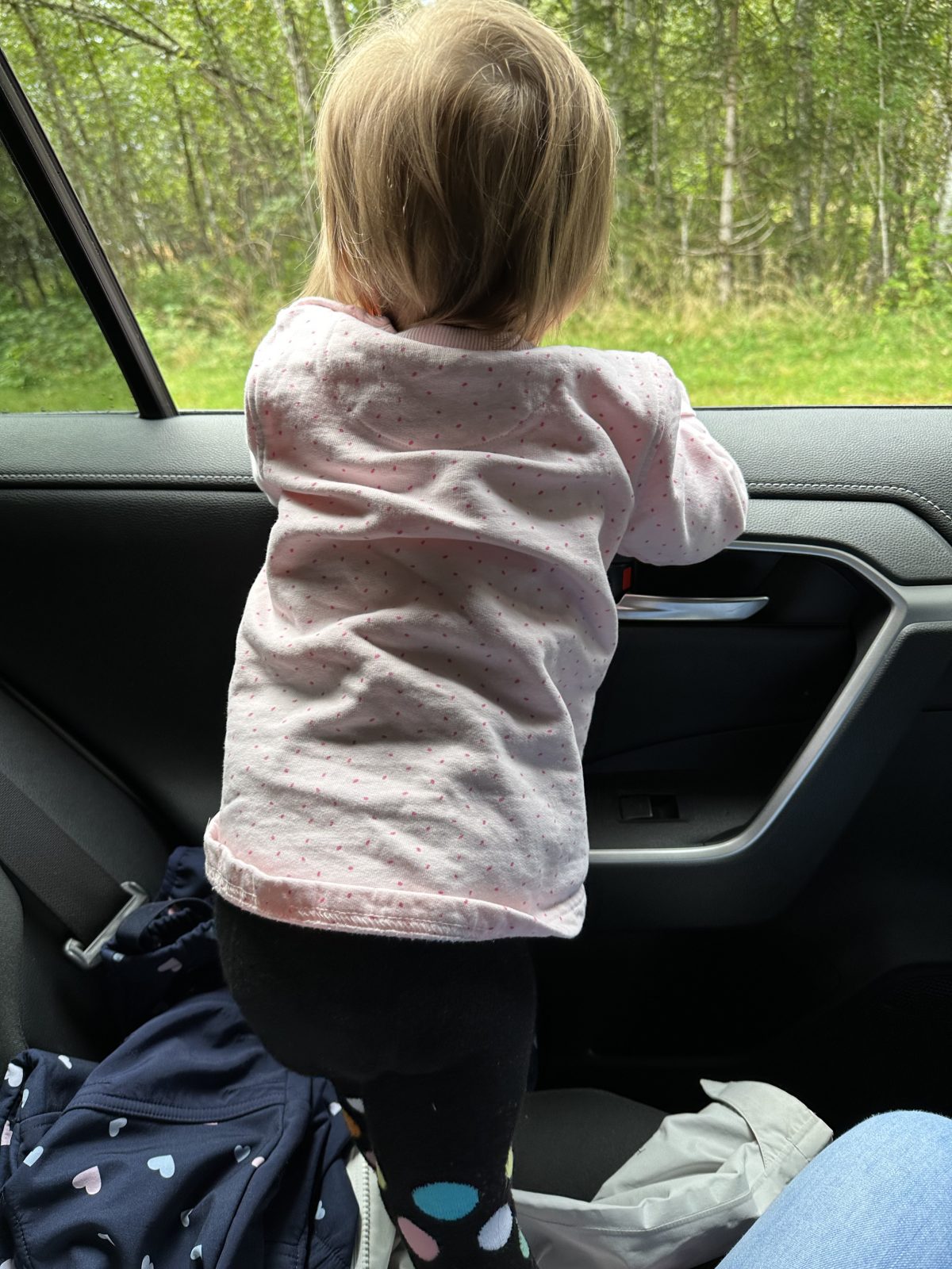 Jede noch so kleine Roadtrip-Pause wird für frische Luft und Bewegung genutzt 10 Tipps für entspannte Reisen mit Baby und Kind