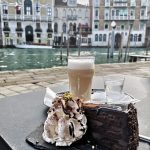 Kaffee und Kuchen an der Rialto Brücke in Venedig