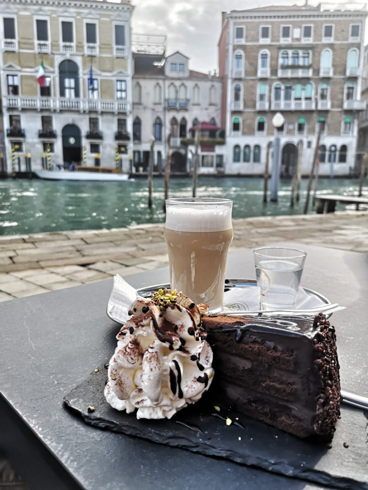 Kaffee und Kuchen an der Rialto Brücke in Venedig... Kaffee und Kuchen an der Rialto Brücke in Venedig