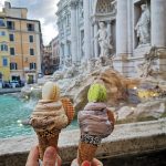 Eis essen am Trevibrunnen in Rom, Italien