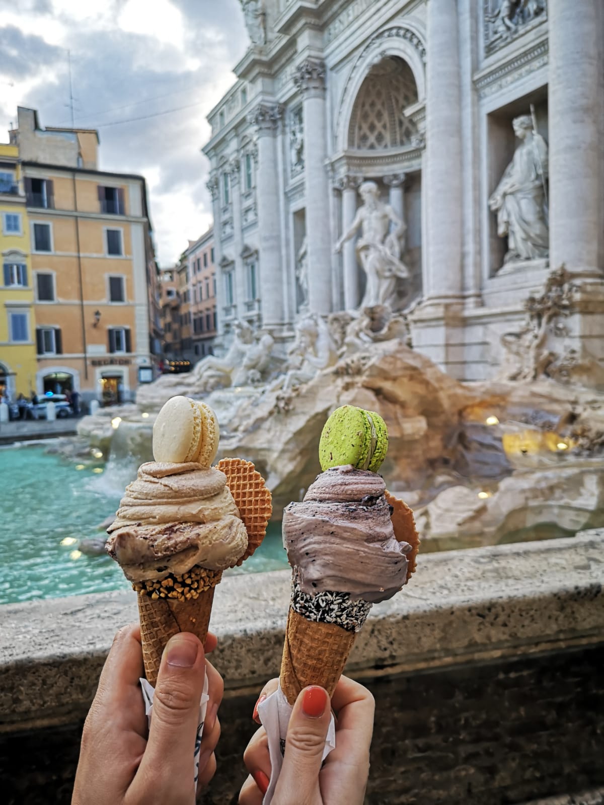 Klassiker: Gelato am Trevibrunnen Eis essen am Trevibrunnen in Rom, Italien