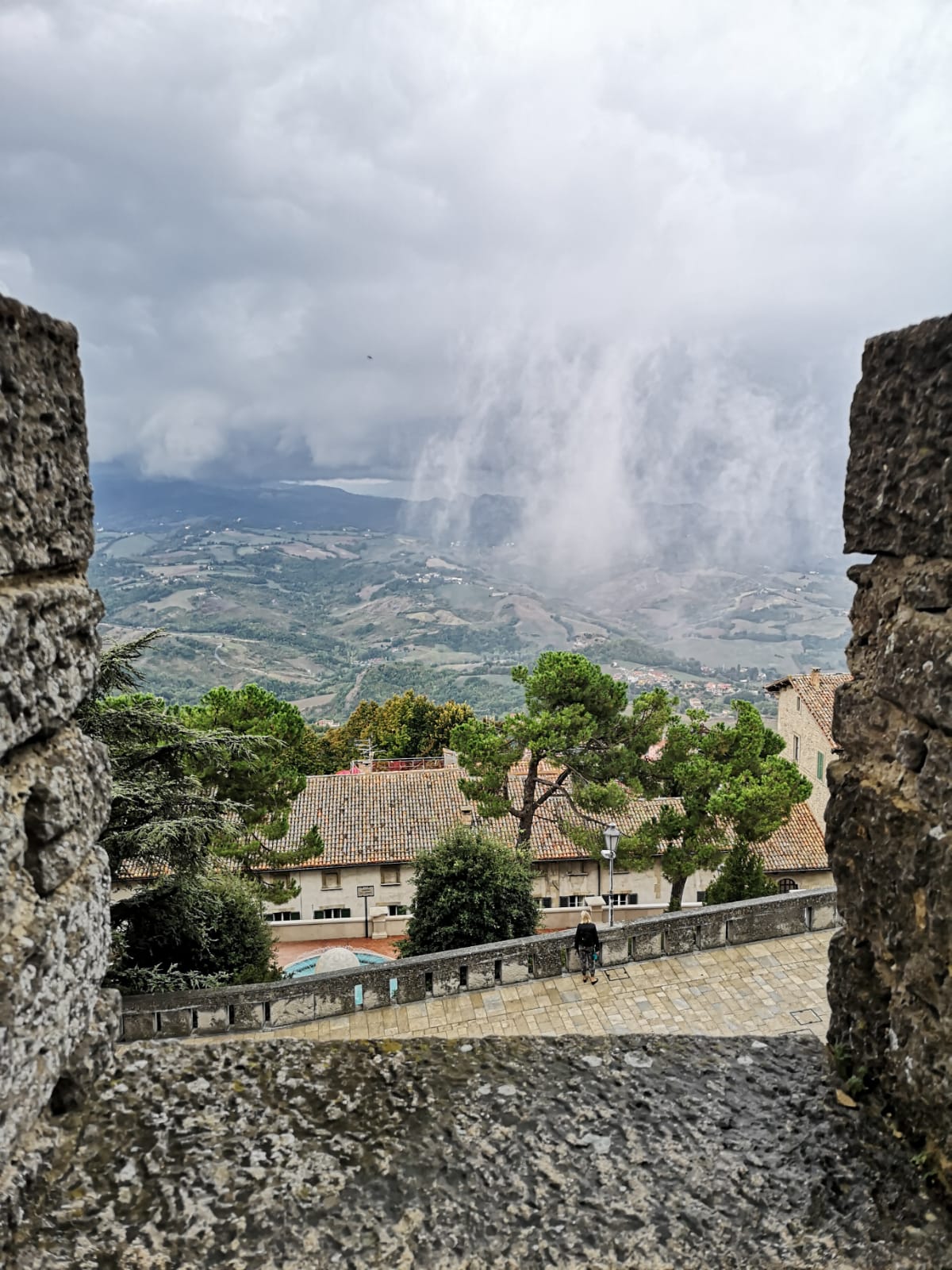 Die Regenwolken kommen näher und verkürzen unseren Aufenthalt Regenwolken über San Marino