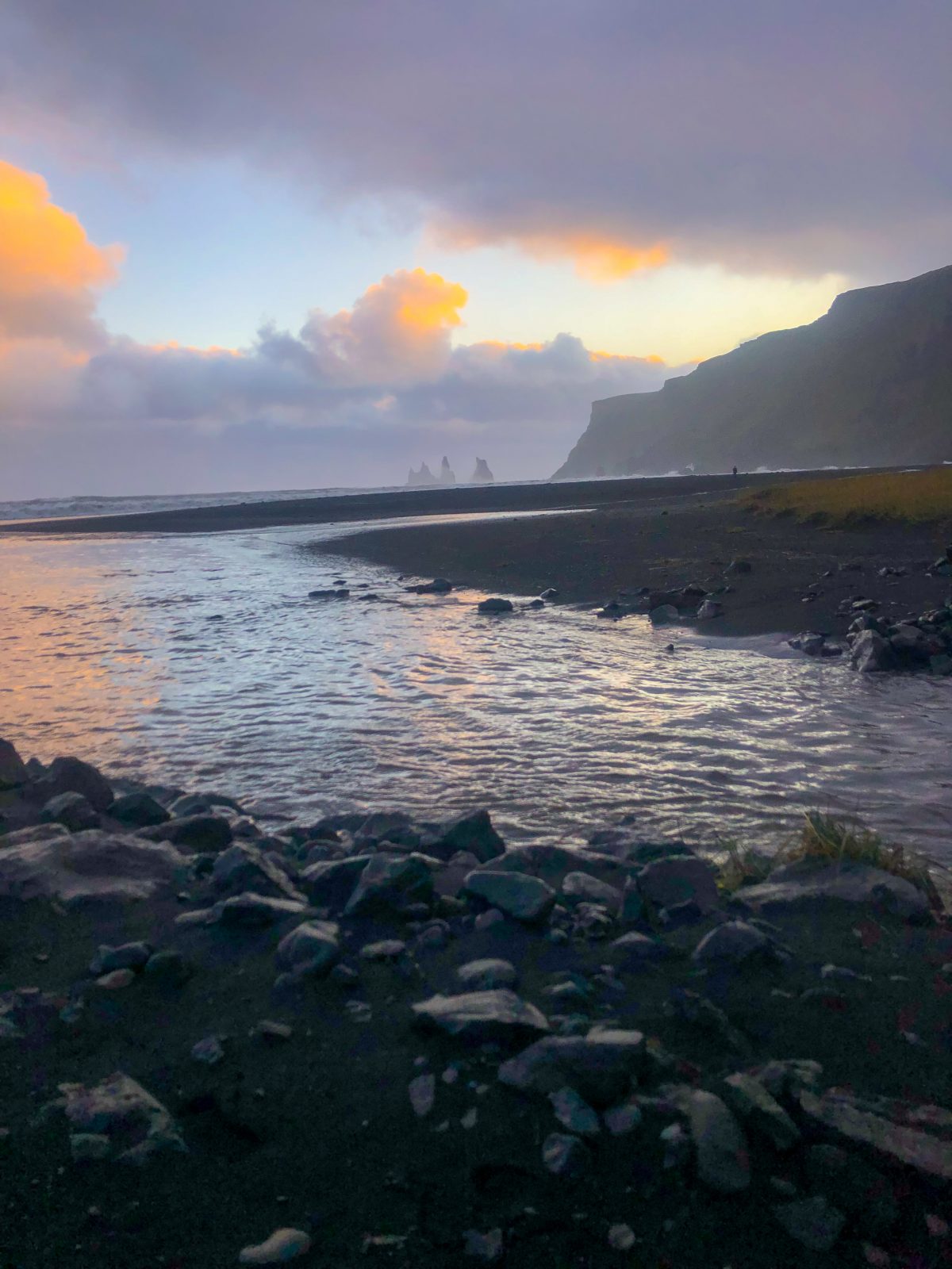 Black Sand Beach in Vík bei Sonnenuntergang Black Sand Beach in Vík, Island