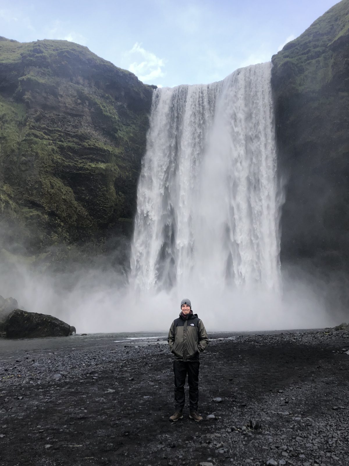 Die Dimensionen des Skogafoss kann man schwer auf Bildern festhalten Skogafoss, Island