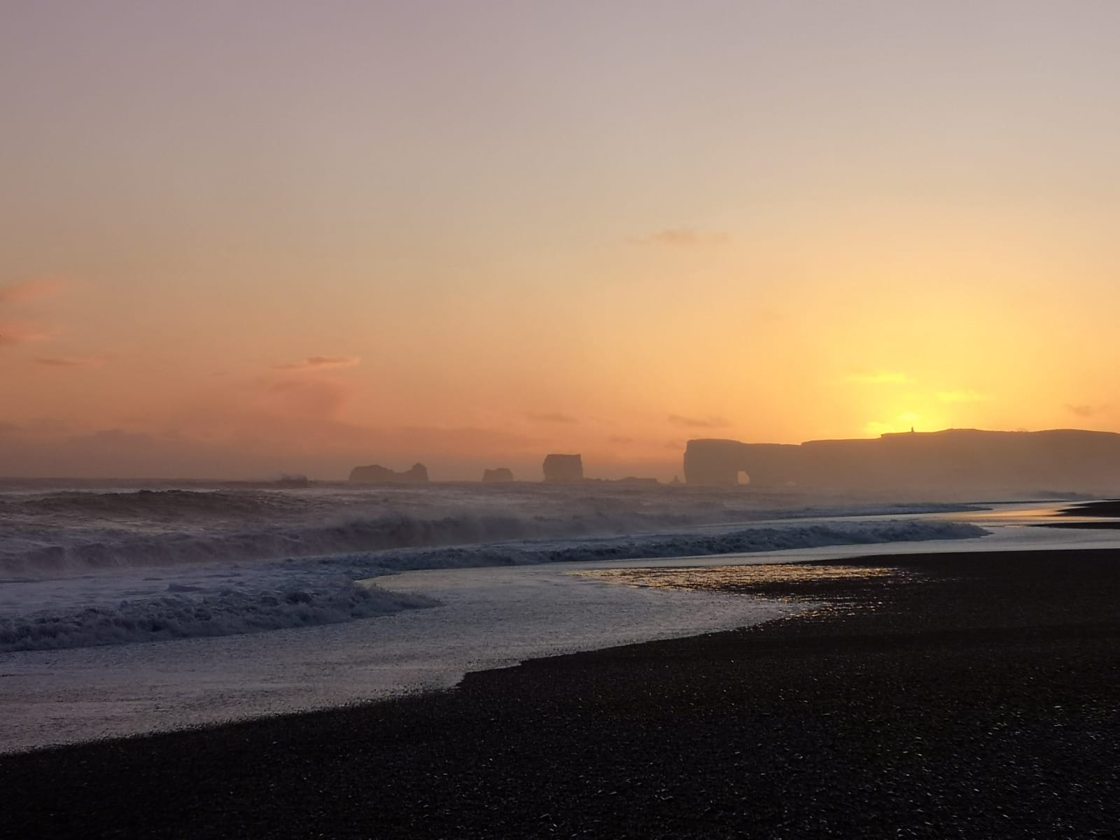 Sonnenuntergang am Black Beach Reynisfjara