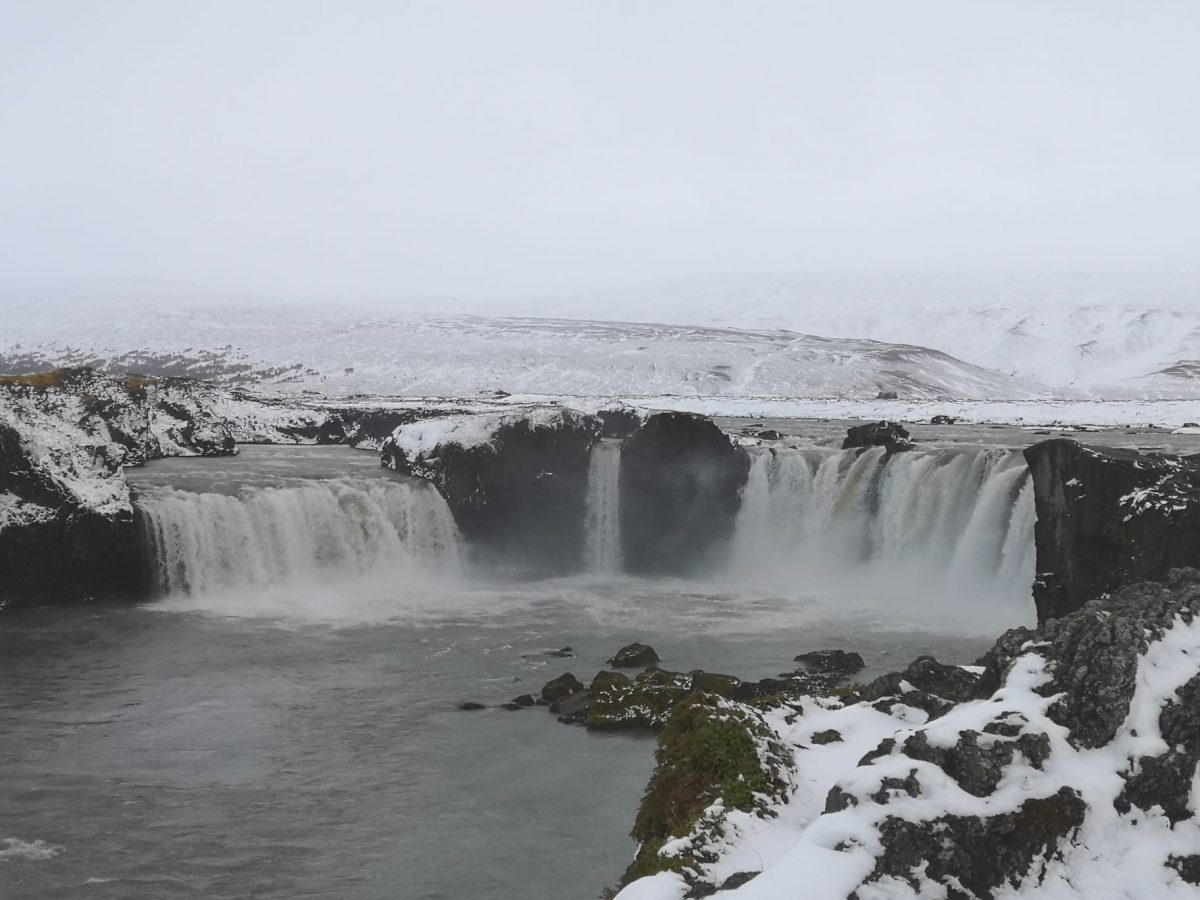 Der Wasserfall Godafoss nach dem Schneesturm Island-Roadtrip entlang der Ringstraße