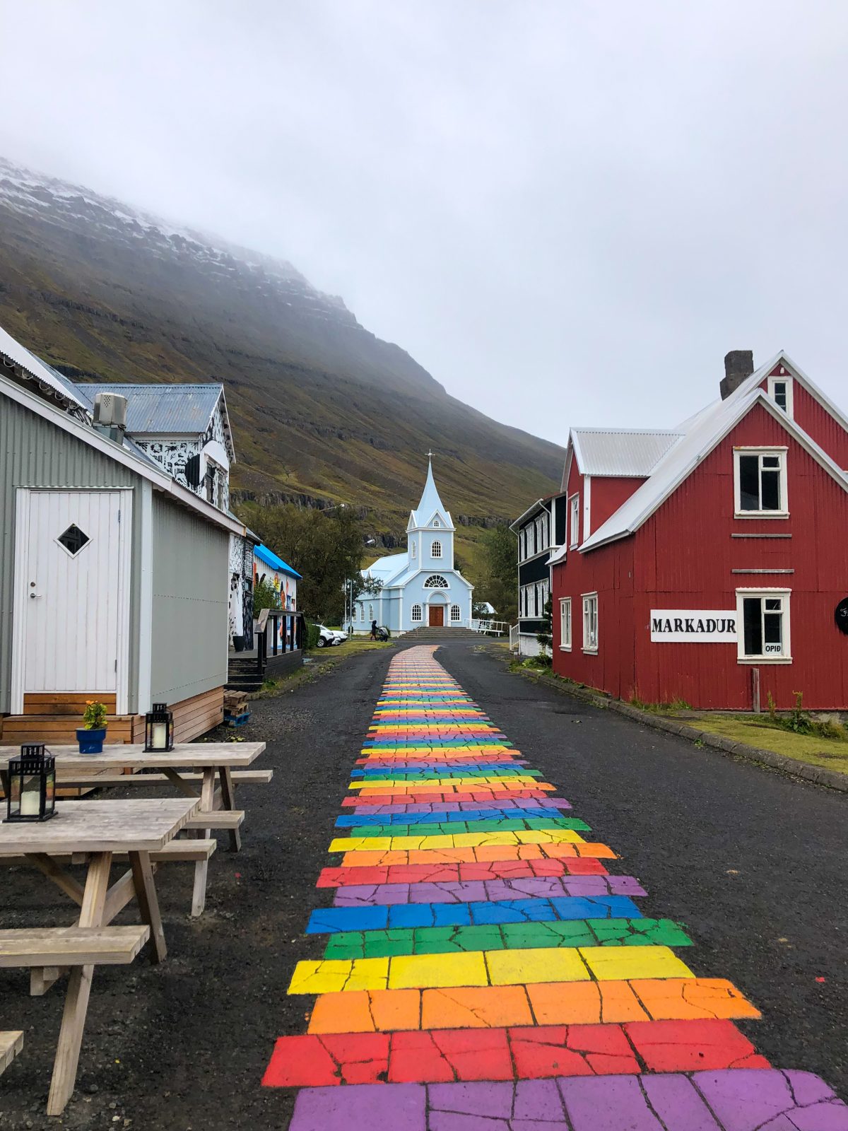 Eines der bekanntesten Motive der Ostjorde: der Rainbow-Walk zur Kirche von Seydisfjördur Rainbow-Walk und Kirche in Seydisfjördur, Island