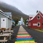 Rainbow-Walk und Kirche in Seydisfjördur, Island