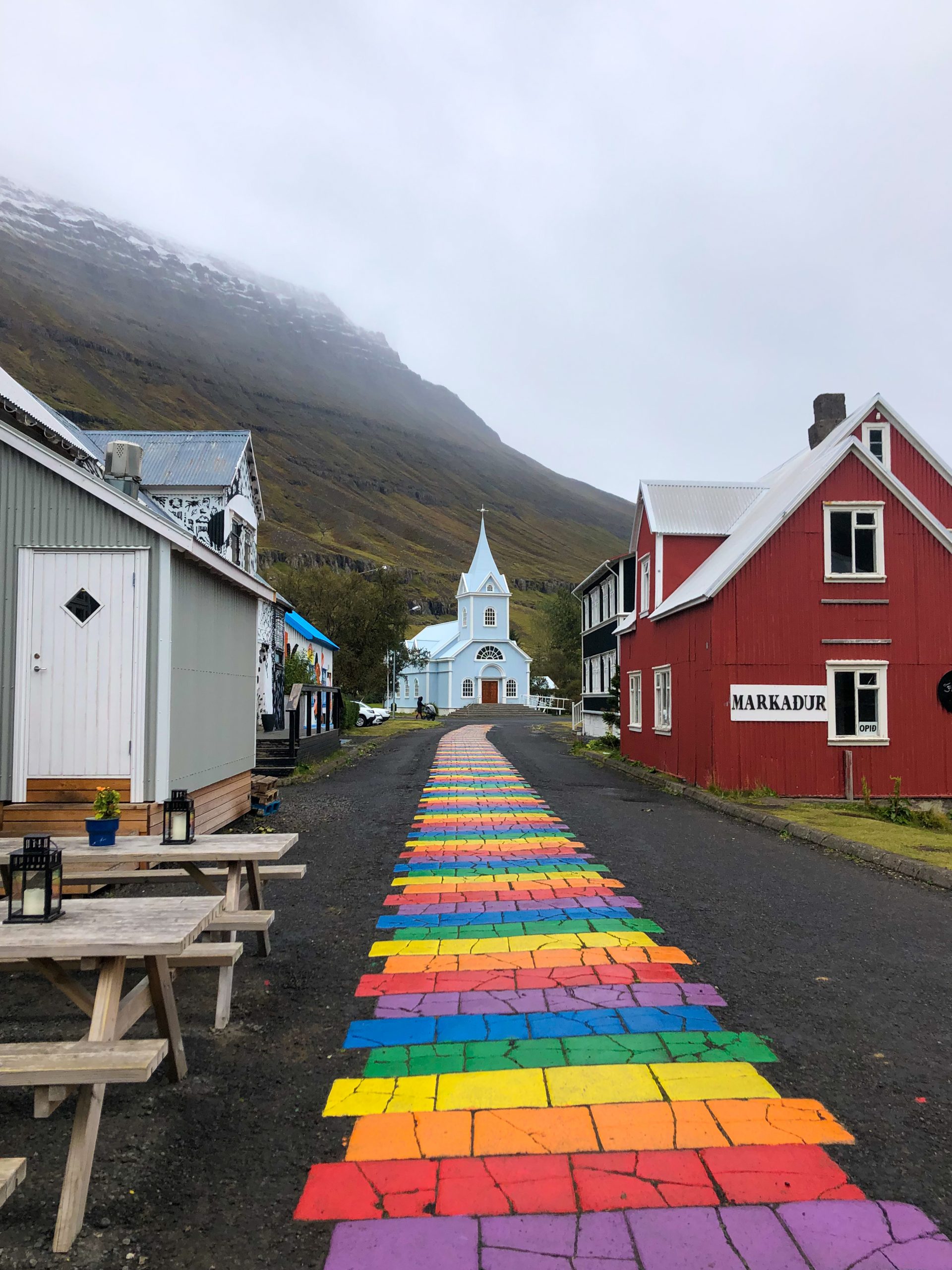 Rainbow-Walk und Kirche in Seydisfjördur, Island