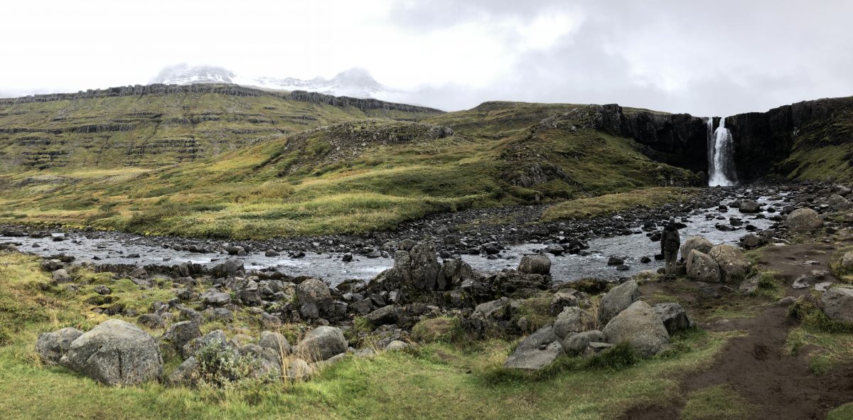 Der Fluss Fossá ist Wassereinzugsgebiet und dient zur Stromgewinnung Fossá Wasserfall und Fluss in Island