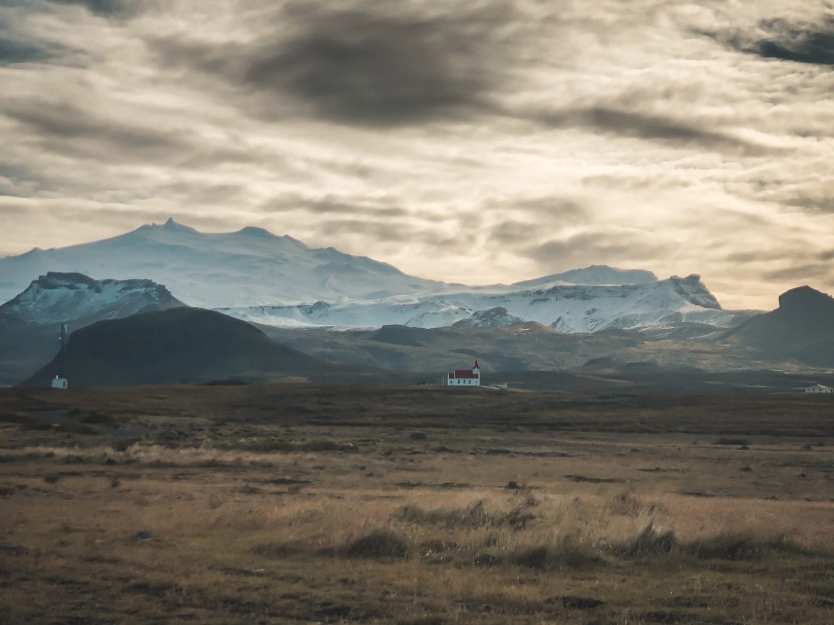 Perfekte Aussicht: eine kleine Kirche vor dem Snaefellsjökull-Gletscher Snaefellsjökull Nationalpark