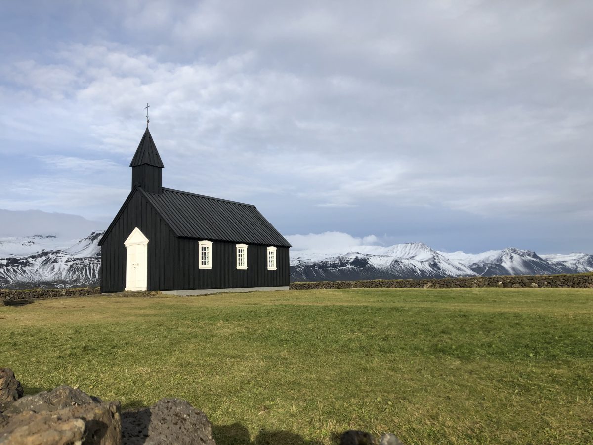 Die schwarze Kirche in Budir inmitten der isländischen Landschaft Schwarze Kirche Budir in Island