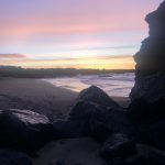 Sonnenuntergang am weißen Strand in Island