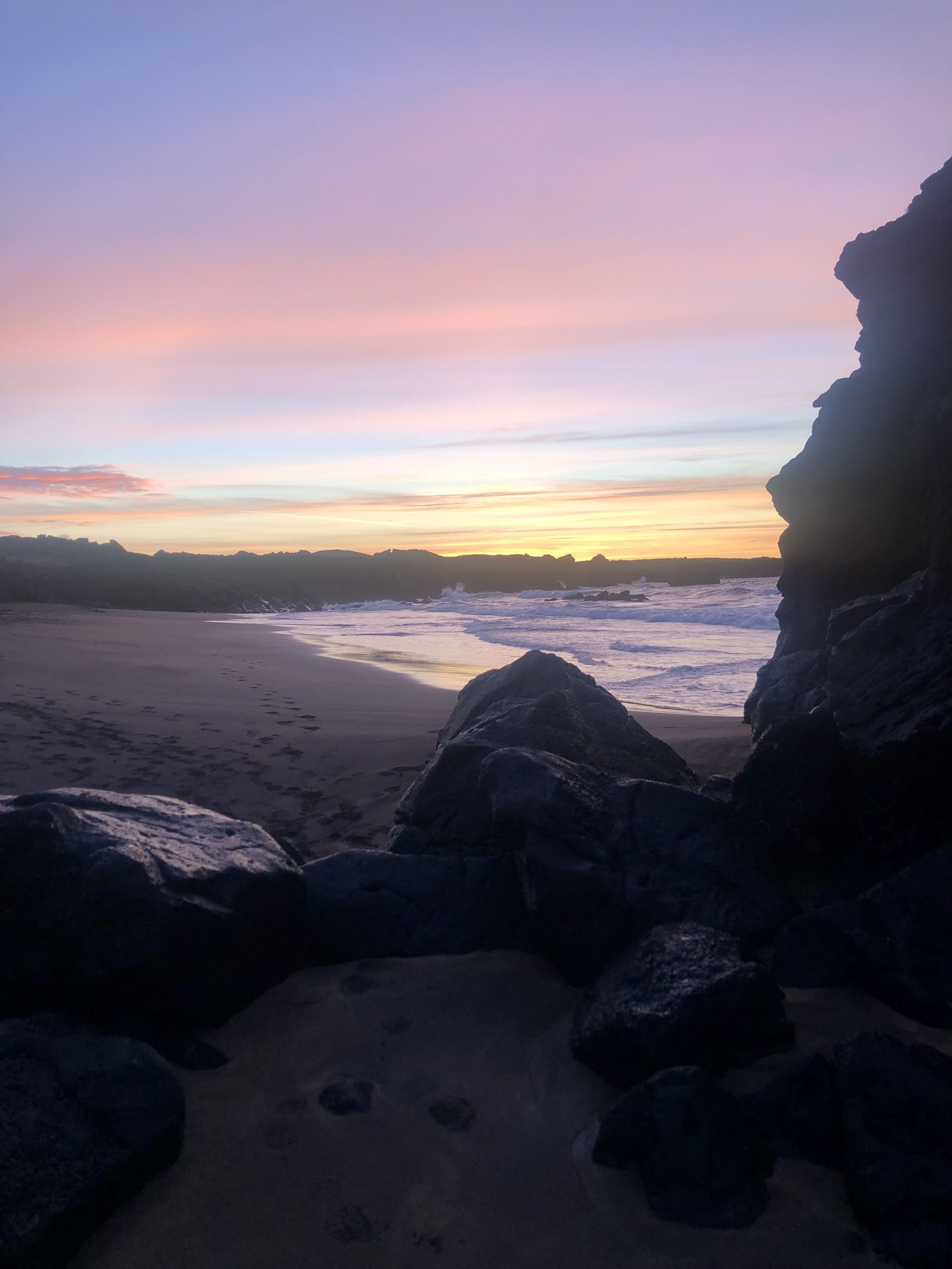 Sonnenuntergang am weißen Strand in Island