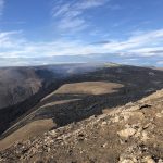 Vulkankrater auf Island mit schwarzer Lava