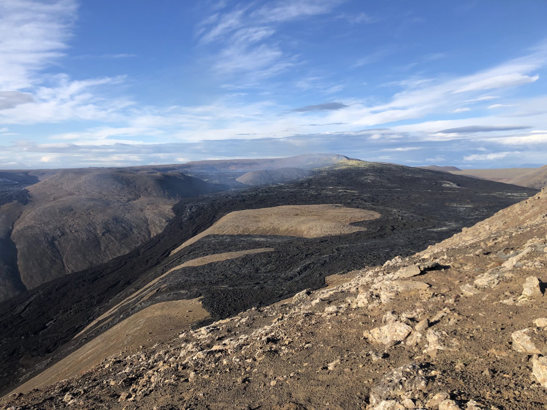 Vulkankrater auf Island mit schwarzer Lava