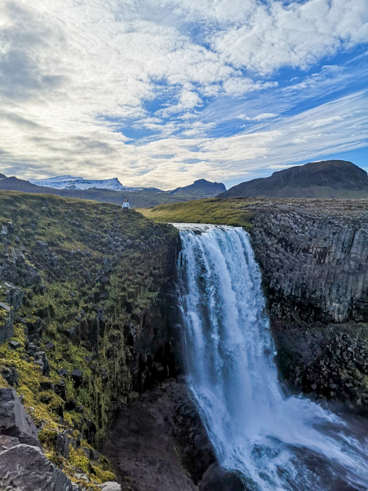 Oben sitze ich neben dem riesigen Svödufoss Wasserfall Wasserfall