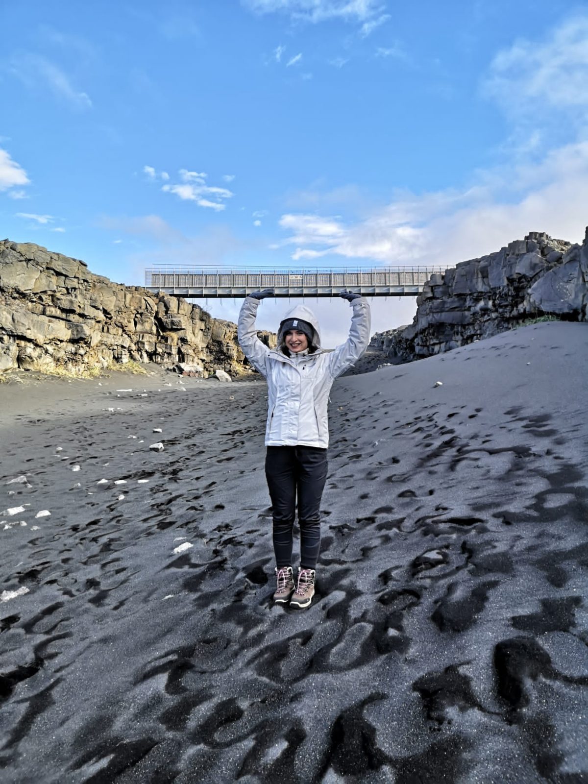 Die Midlina verbindet symbolisch die Eurasische und Amerikanische Kontinentalplatte mit einer Brücke Midlina Brücke zwischen den Kontinenten auf Island