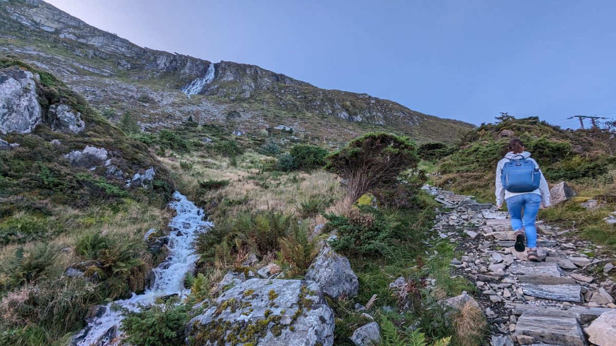 Den Aufstieg zum Storehornet Gipfel (497m) schaffen wir mit Baby nicht ganz Mini Norwegen-Roadtrip für Familien