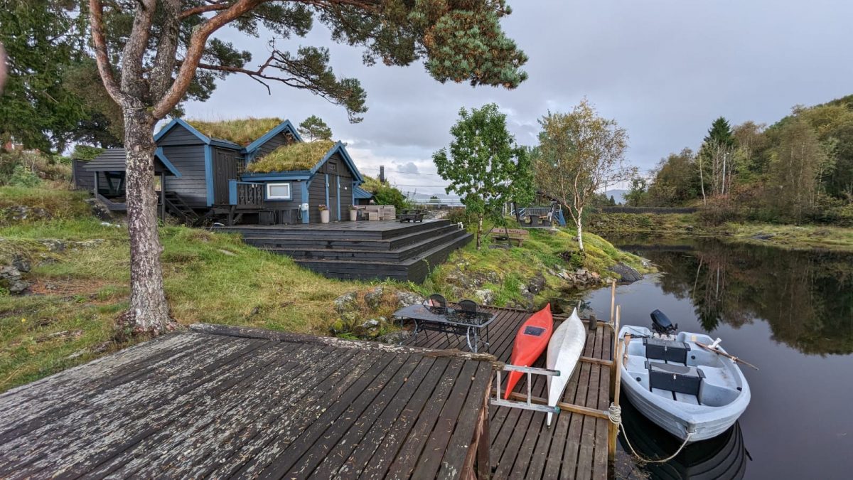Sogar ein kleines Boot und zwei Kajaks konnten wir nutzen Mini Norwegen-Roadtrip für Familien
