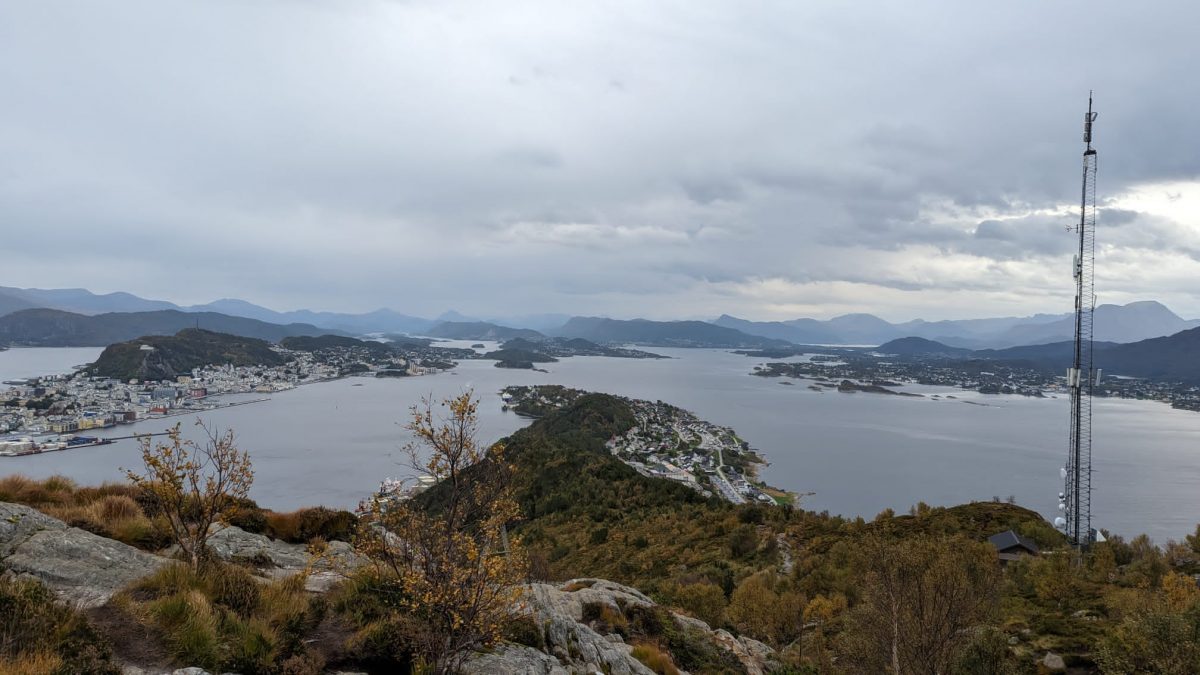 Ausblick über die Fjorde und Berge Mini Norwegen-Roadtrip für Familien