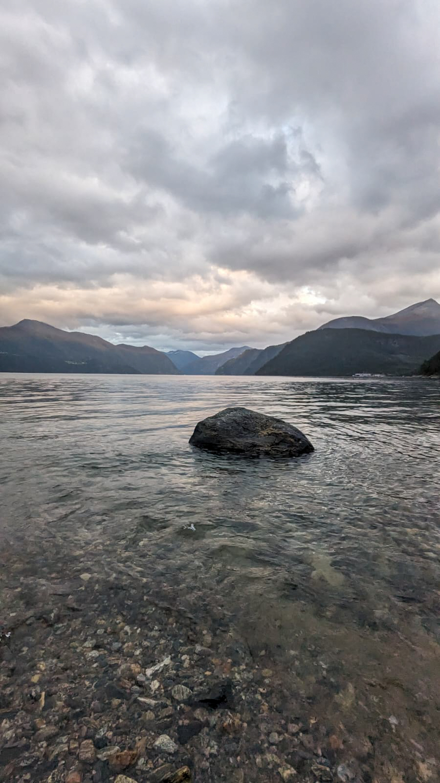 In Stranda findet man Ruhe und Erholung mit Bergkulisse Mini Norwegen-Roadtrip für Familien