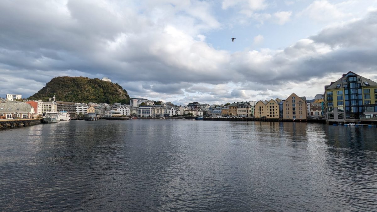 Blick auf Ålesund vom Leuchtturm aus Mini Norwegen-Roadtrip für Familien