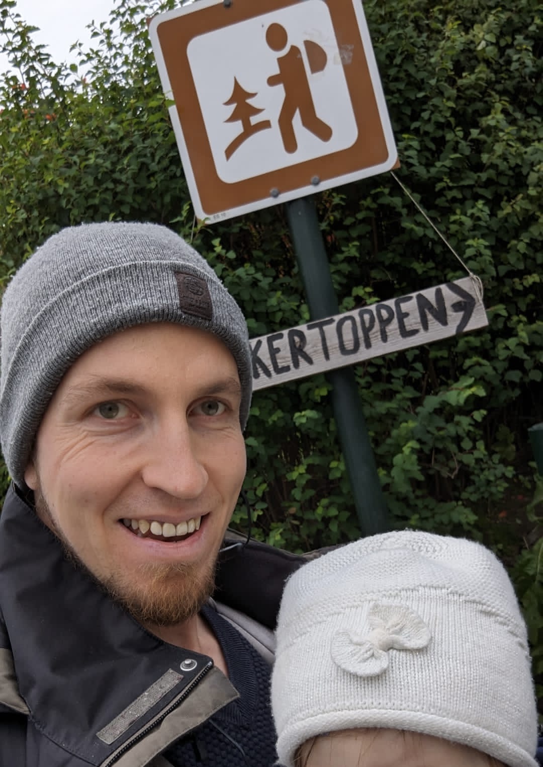 Oli hat den Aufstieg mit schlafendem Baby in der Trage geschafft ;) Mini Norwegen-Roadtrip für Familien