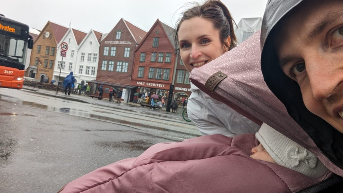 Brygge Viertel im strömenden Regen Mini Norwegen-Roadtrip für Familien