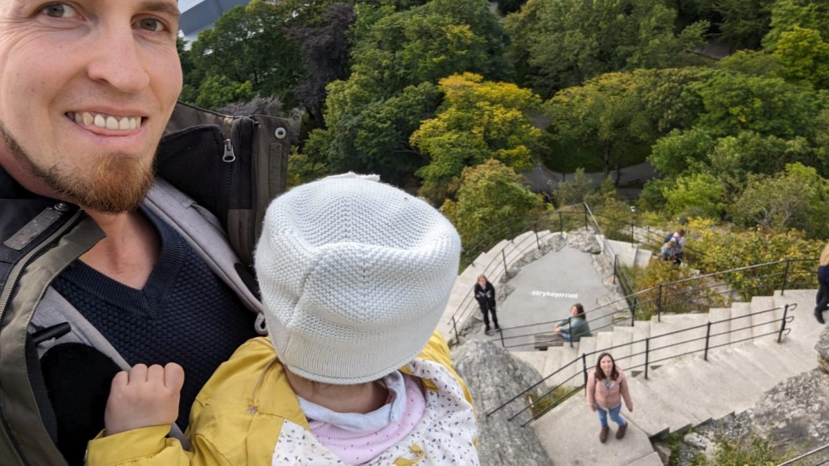 Zum Fjellstua Aussichtspunkt gelangt man über viele Treppen (inkl. Bänken zwischendurch) Mini Norwegen-Roadtrip für Familien