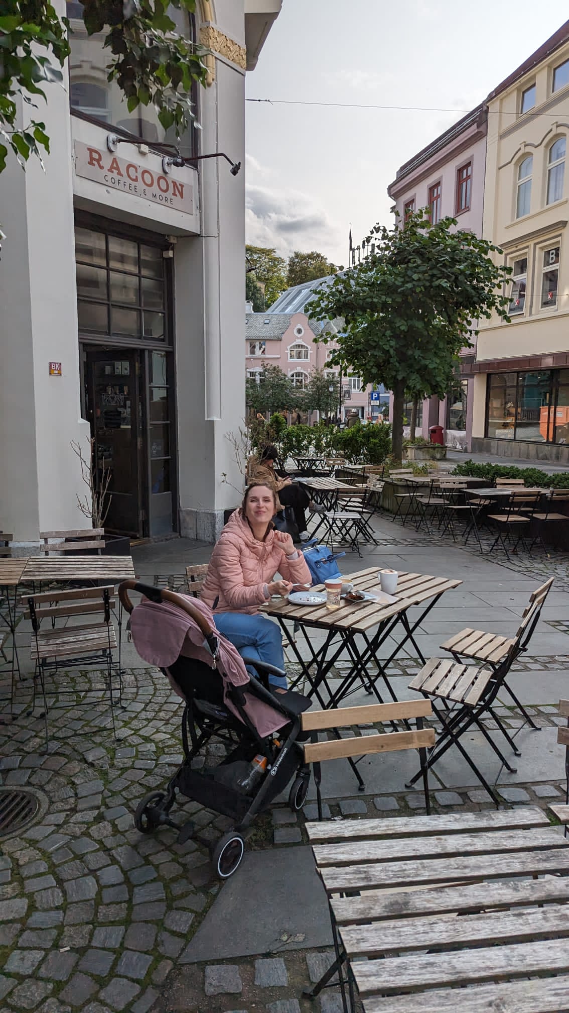 In den kleinen Cafés gibt es dann auch ausreichend Platz :) Mini Norwegen-Roadtrip für Familien