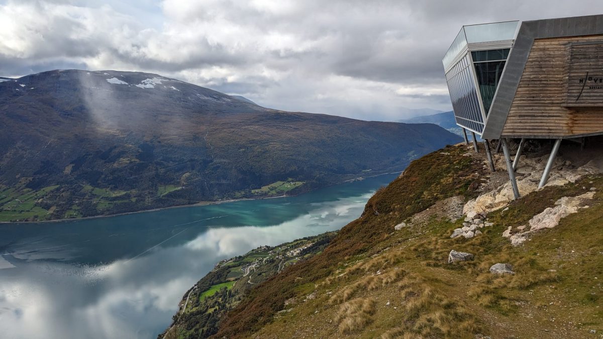 Eigentlich wollten wir nur im Hoven Restaurant auf Olis Geburtstag anstoßen Mini Norwegen-Roadtrip für Familien