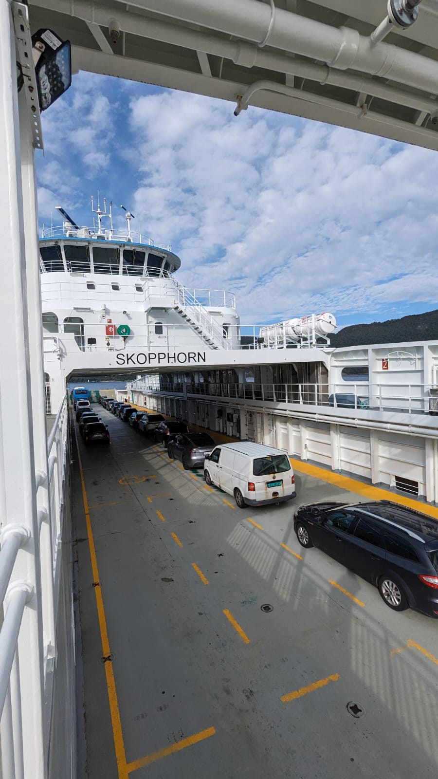 Wenige Minuten später geht es mit der Fähre weiter von Sykkylven nach Magerholm Mini Norwegen-Roadtrip für Familien