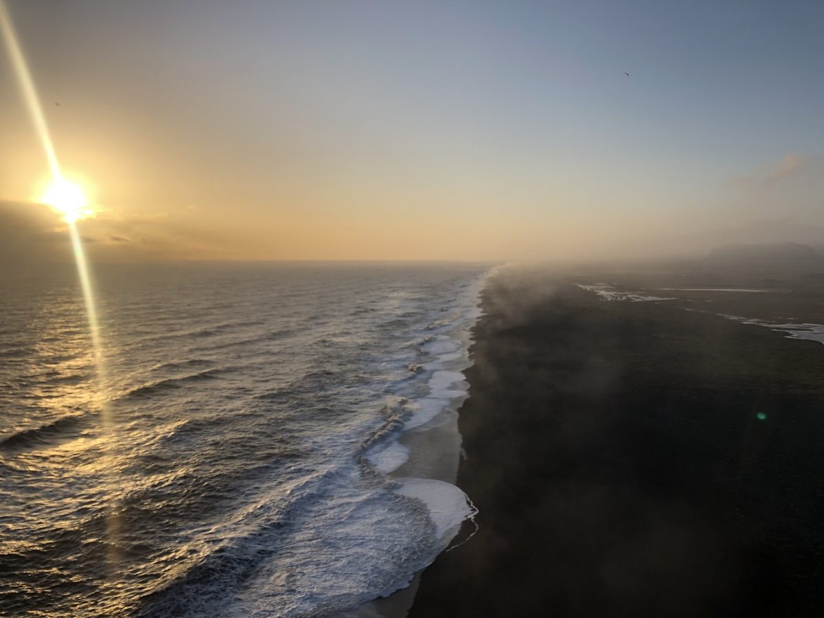 Inklusive Blick auf den schwarzen Strand bei Sonnenuntergang Island-Roadtrip entlang der Ringstraße