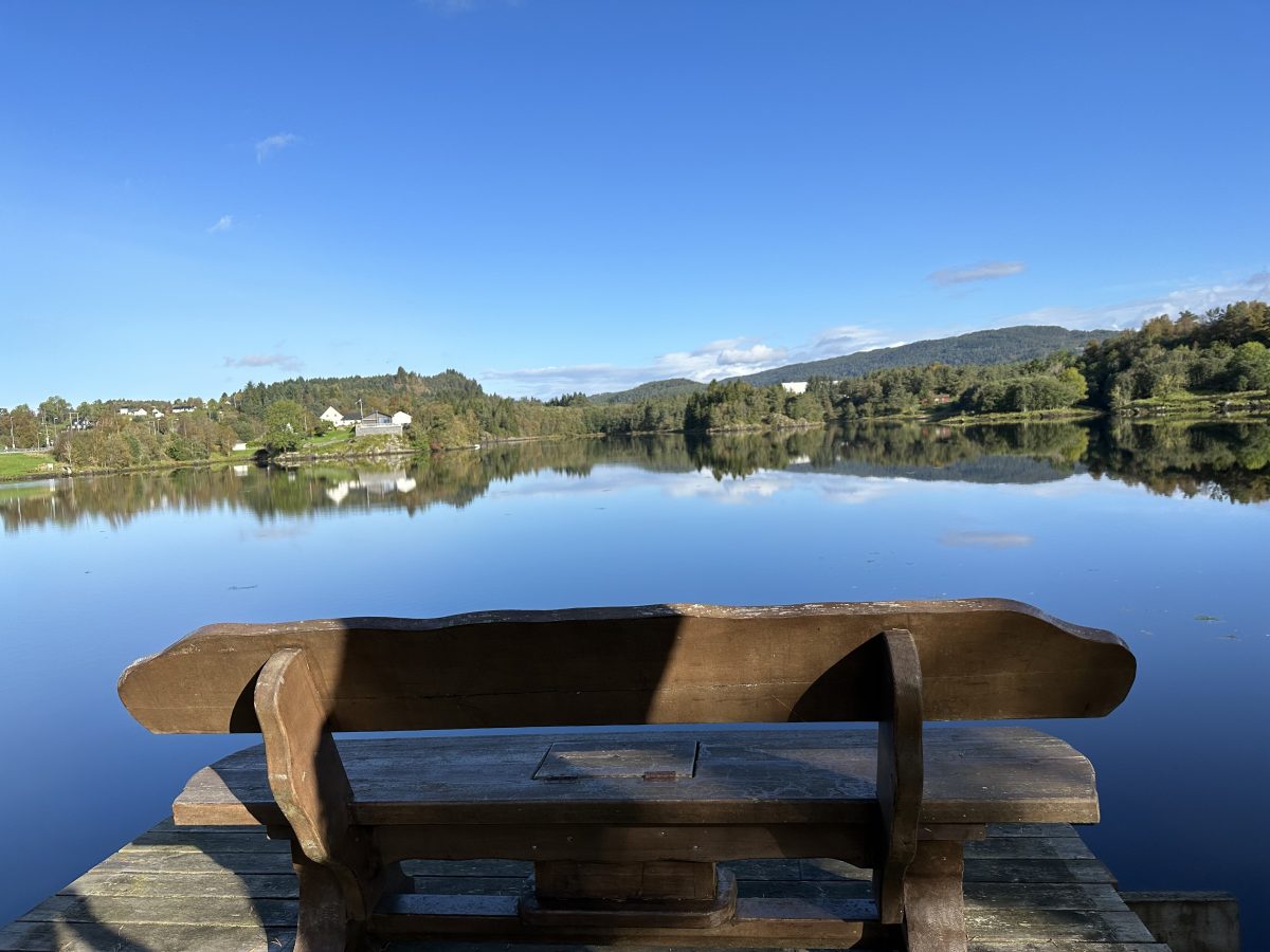 Hier im Garten sitzen, die Aussicht genießen und bei heißem Tee entspannen > Mini Norwegen-Roadtrip für Familien