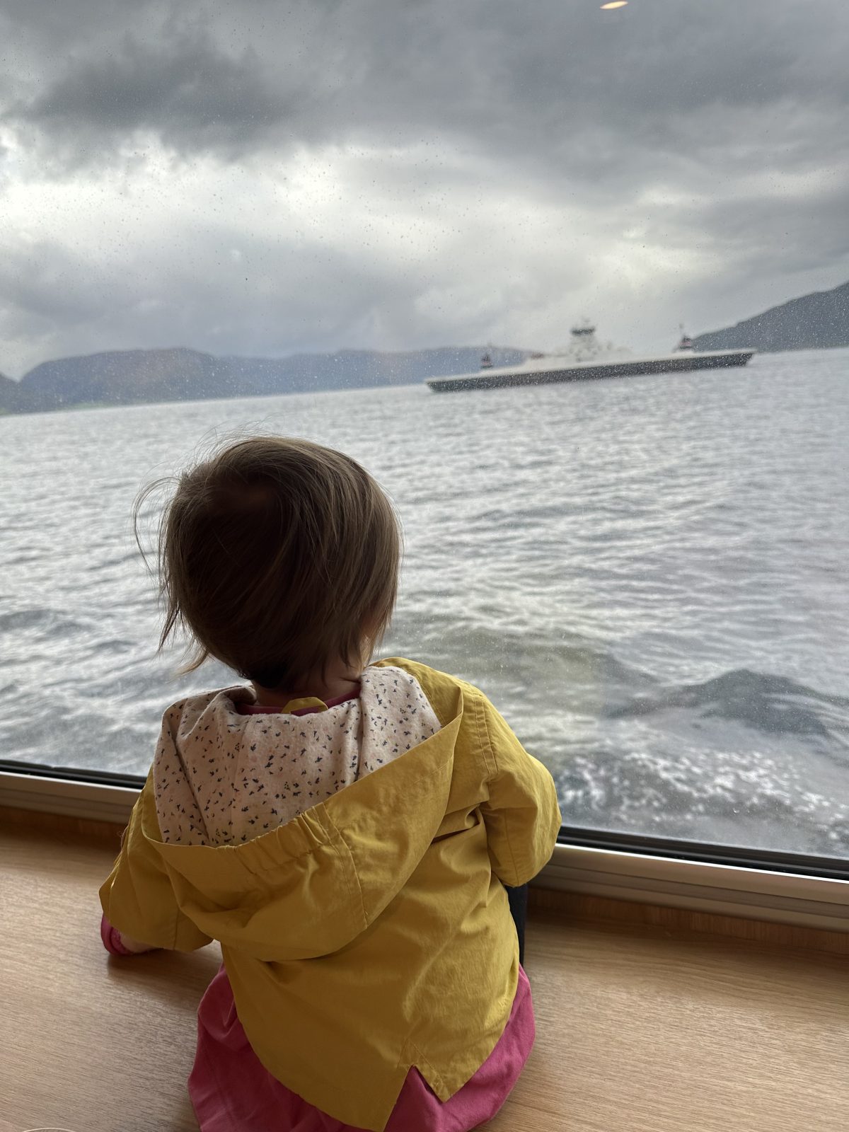 Mit der Fähre geht es von Oppedal nach Lavik Mini Norwegen-Roadtrip für Familien