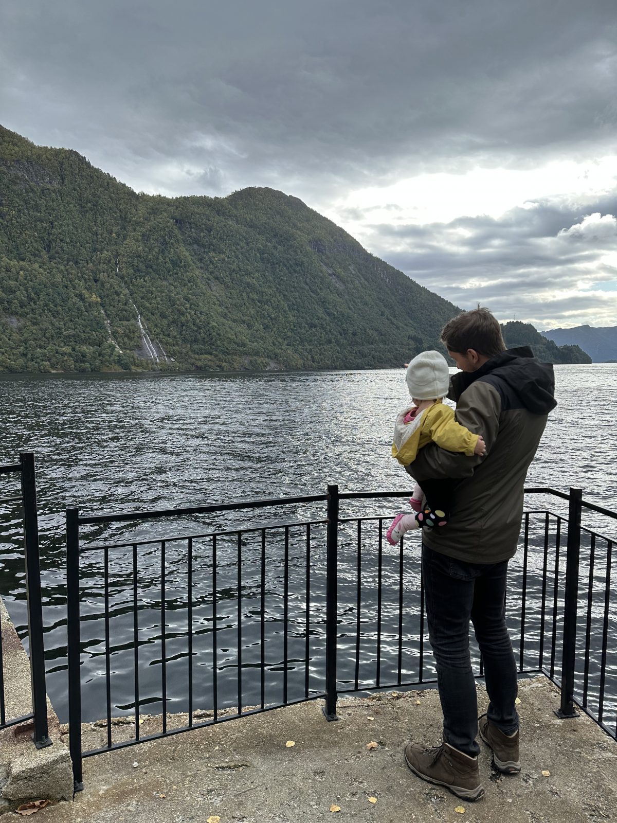 In Vadheim schnappen wir frische Luft inklusive Blick auf Wasserfälle und Berge Mini Norwegen-Roadtrip für Familien